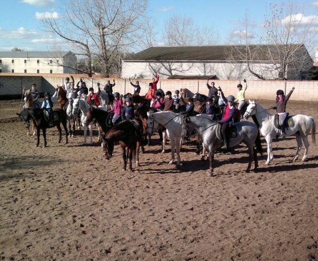 Grupo de alumnos con los caballos